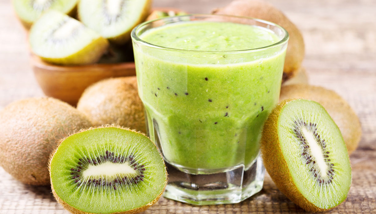 Come fare un frullato con kiwi e mela